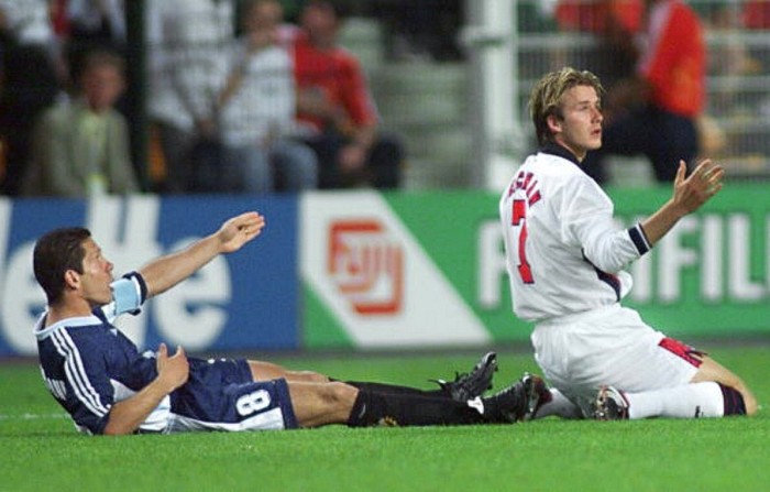 Và tôi cho rằng Hazard sẽ coi đây là một bài học, một món nợ mà anh phải trả cho Chelsea. Điều đó sẽ chỉ càng thôi thúc cầu thủ người Bỉ thi đấu hay hơn và đáng mặt thủ lĩnh hơn. Cantona cũng cần khoảnh khắc kung-fu ấy để nhìn lại mình, David Beckham cũng cần nhìn lại mình khi đạp Diego Simeone ở World Cup 1998. Chẳng huyền thoại nào không có sai lầm.